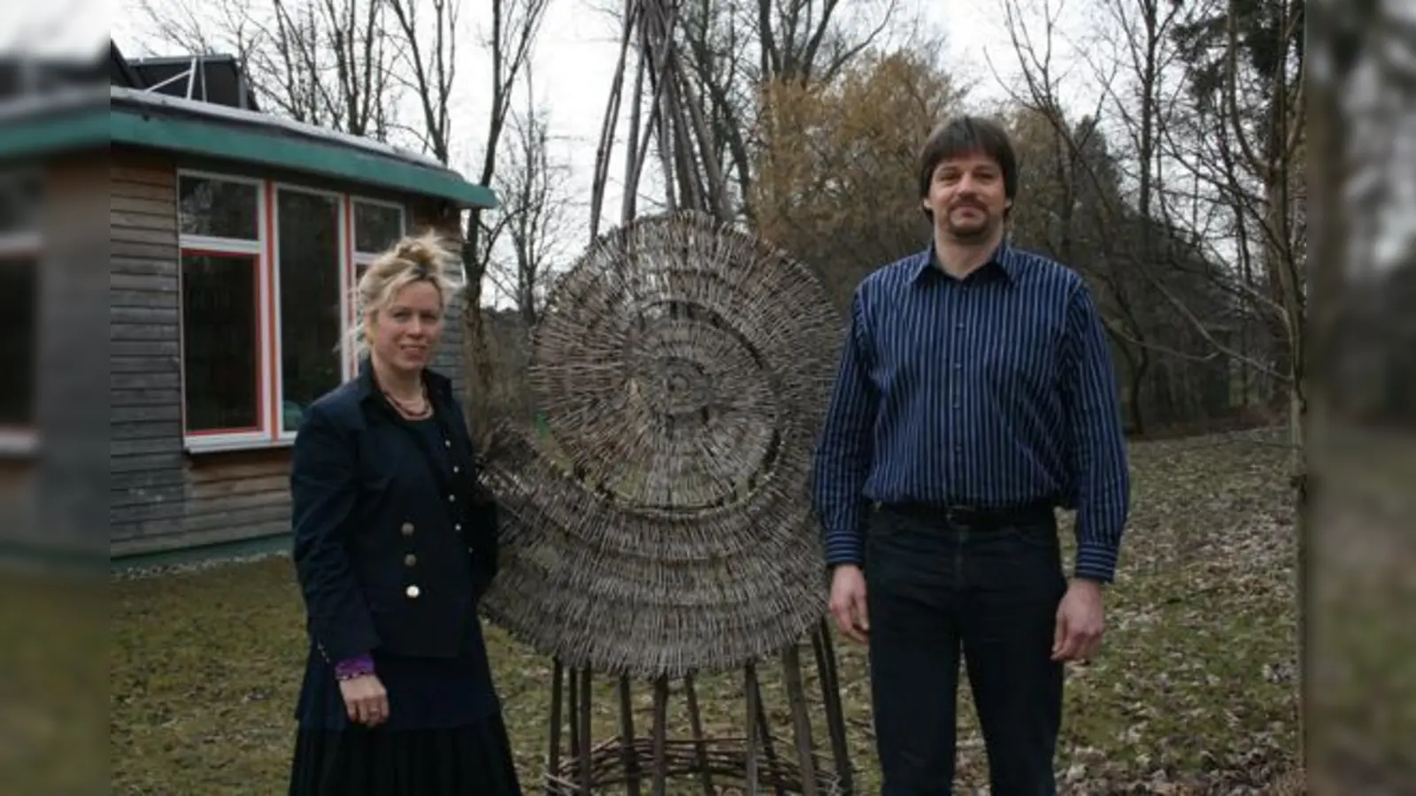 Angelika Bachmann und Martin Ehrlinger wollen neben Kindern, auch Erwachsene auf einen nachhaltigen Lebensstil aufmerksam machen. Stolz präsentieren sie das handgemachte ÖBZ-Logo, selbstverständlich aus Naturholz.	 (Foto: ks)