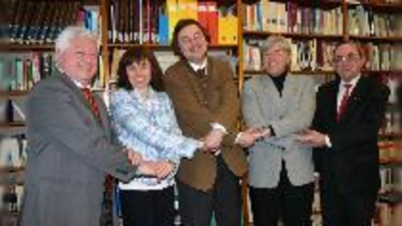 Hand in Hand für ein gemeinsames Ziel: Dr. Peter Riedner, Ulrike Weber, Joachim Unterländer, Erhard Wnendt und Karl Embacher (v. li.).	  (Foto: cr)