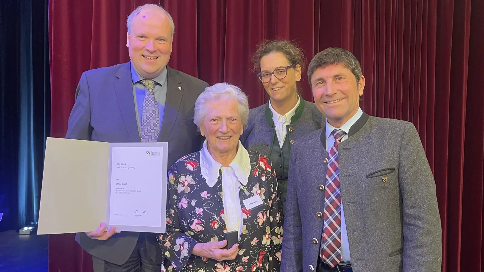 Christa Besold wurde für ihr jahrzehntelanges Wirken ausgezeichnet. Es gratulierten Landrat Christoph Göbel (l.), Kreisrätin Claudia Leitner und Brgm. Andreas Kemmelmeyer. (F: hw)