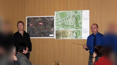 Bernd Willer (r.) vom Planungsreferat der Stadt München und Verkehrsplaner Georg Dunkel erklärten die Pläne zur Bebauung der Aubing-Ost-Straße. (Foto: Eva Schraft)