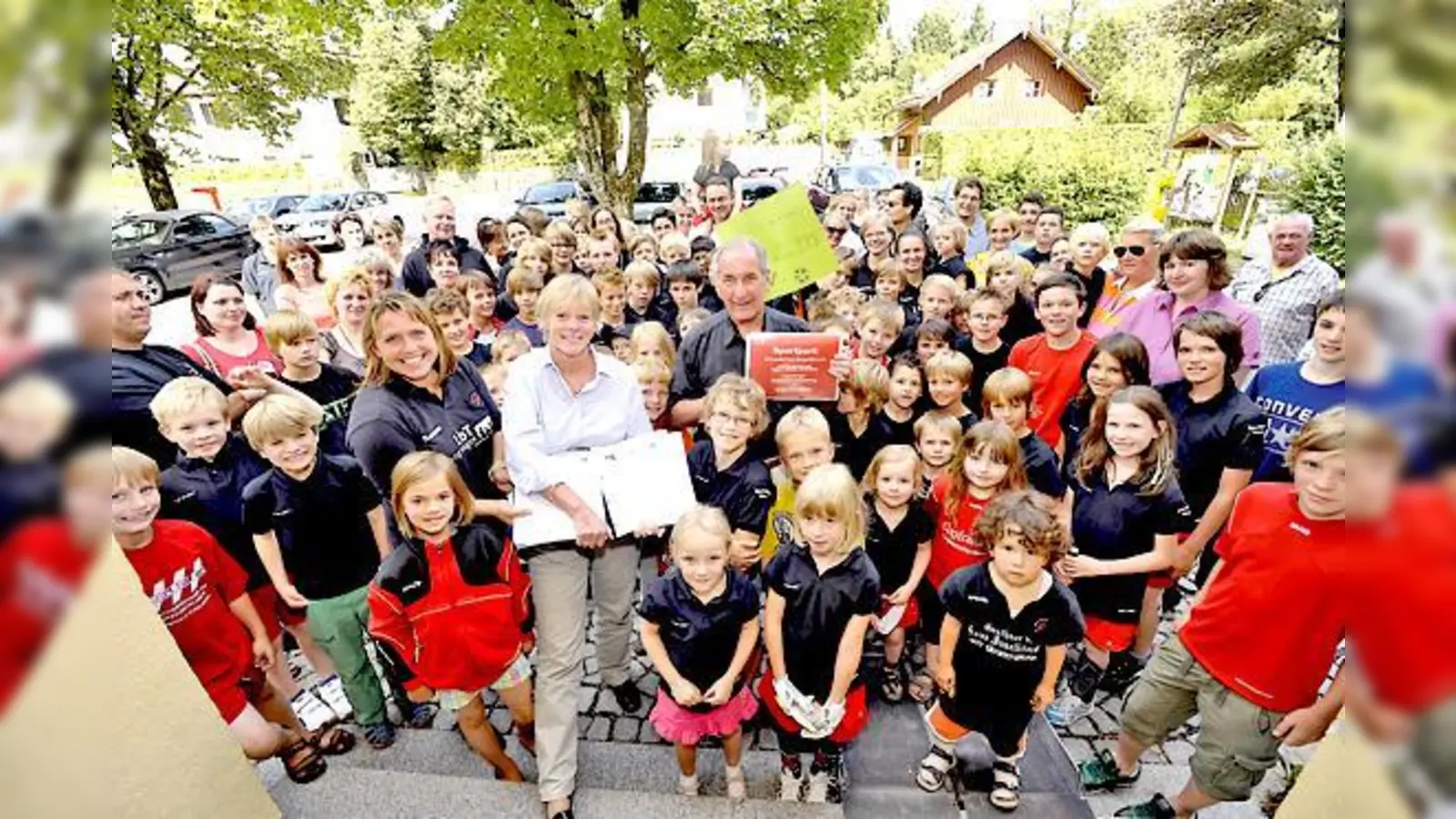 Stellvertretend für die Mitglieder der SpVgg übergaben Gabriele Lemmle und Karlheinz Neumayer ihre Unterschriften an Bürgermeisterin Mayer.	 (Foto: Schunk)