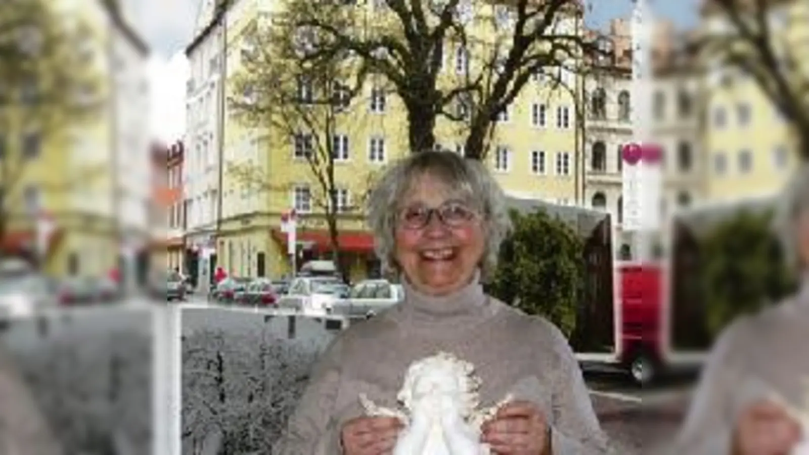 Helga Asenbaum vor »ihrer« Kastanie am Georg-Elser-Platz, die die Maxvorstädterin seit genau zehn Jahren liebevoll hegt und pflegt.  (Foto: js)
