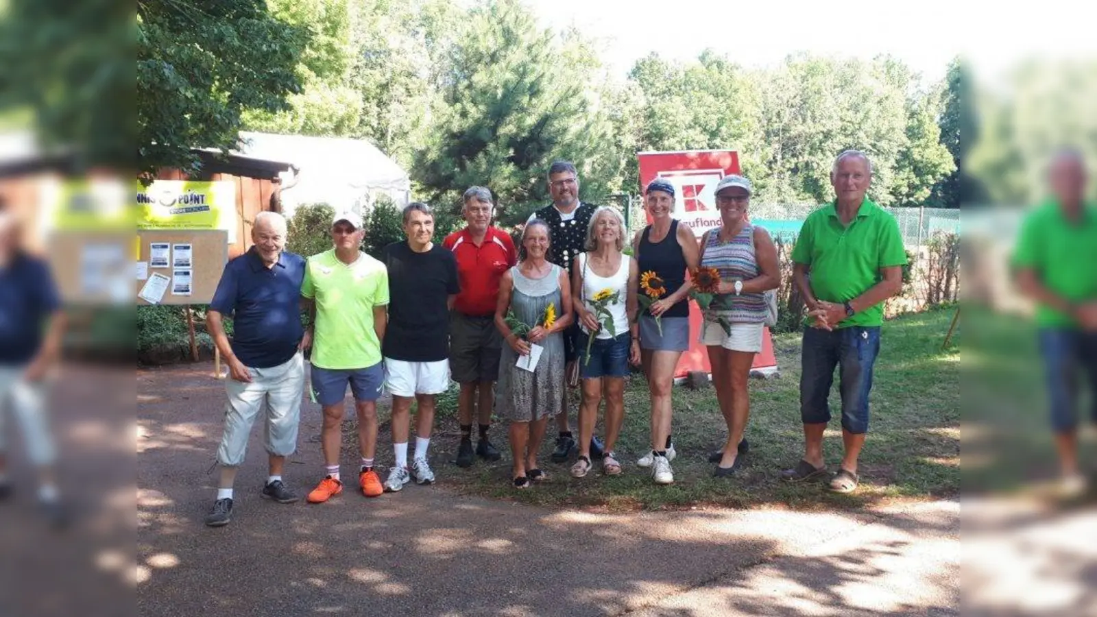 Eine der Siegerehrungen beim 17. Senioren-Tennis Turnier: v.l. Manfred Teichmann, Adam-Reiner Margrandner (HE 60 Platz 2), Harald Bauer, (HE 60 Platz 1), Werner Selle (HE 70, Platz 2), Claudia Elbs (DA 60 Platz 2), Landrat Stefan Löwl,<br>Marianne Wesselak (DA 60 Platz 1), Bärbel Fischer (DA 55 Platz 3), Rosi Stöhr (Siegerin DA 65) und Wolfgang Hahn (HE 75 Platz 1). (Foto: TSC Eintracht Karlsfeld)