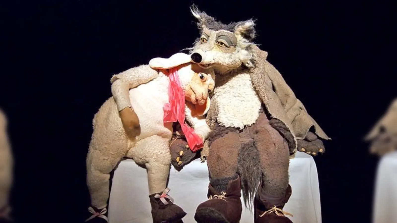 Der Wolf will das Schaf zunächst fressen  doch es kommt ganz anders. »Ein Schaf fürs Leben« ist ein Stück über Freundschaft und Vertrauen für Kinder ab fünf Jahren. 	 (Foto: VA)