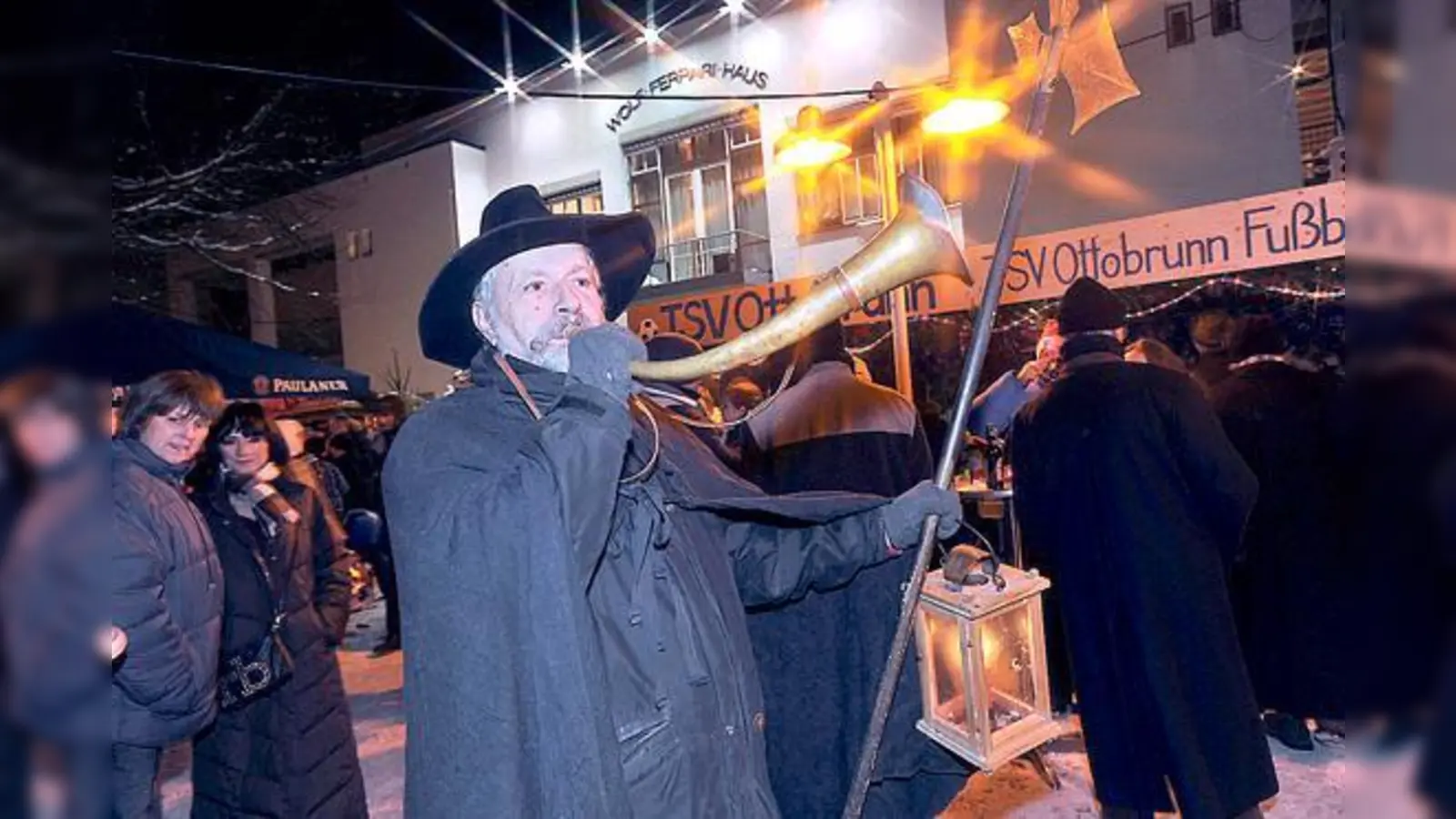 Traditioneller Weise wird auch in diesem Jahr ein Nachtwächter das Ende des Ottobrunner Christkindlsmarktes ankündigen. 	 (Foto: Schunk)