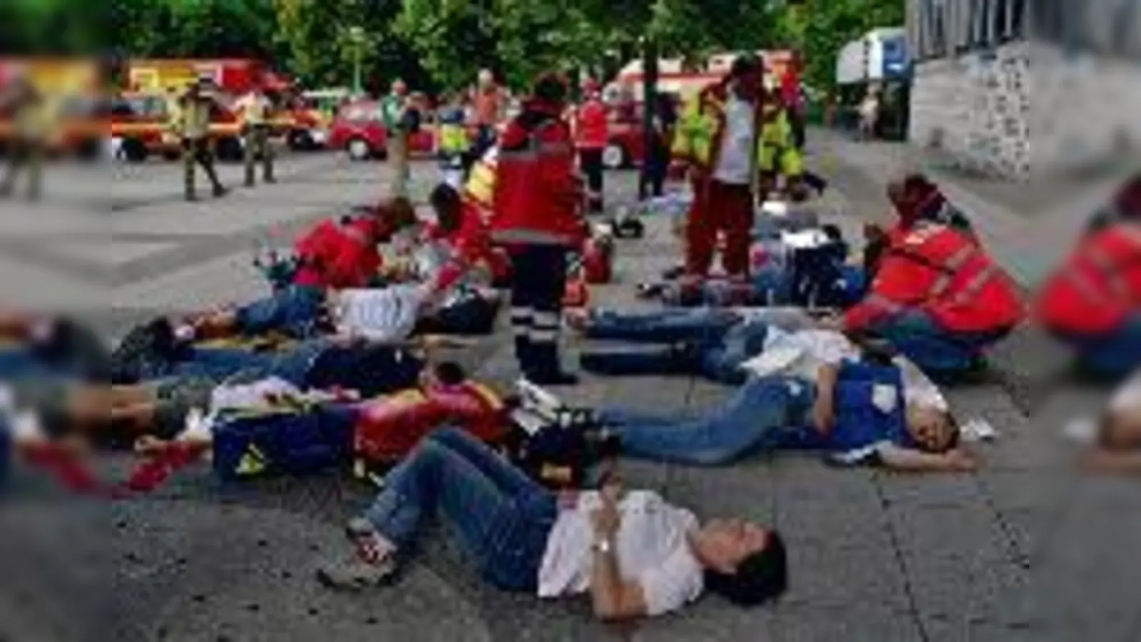 140 Darsteller nahmen ihre Rollen als unterschiedlich stark »Verletzte« erkennbar ernst  (Foto: Feuerwehr)