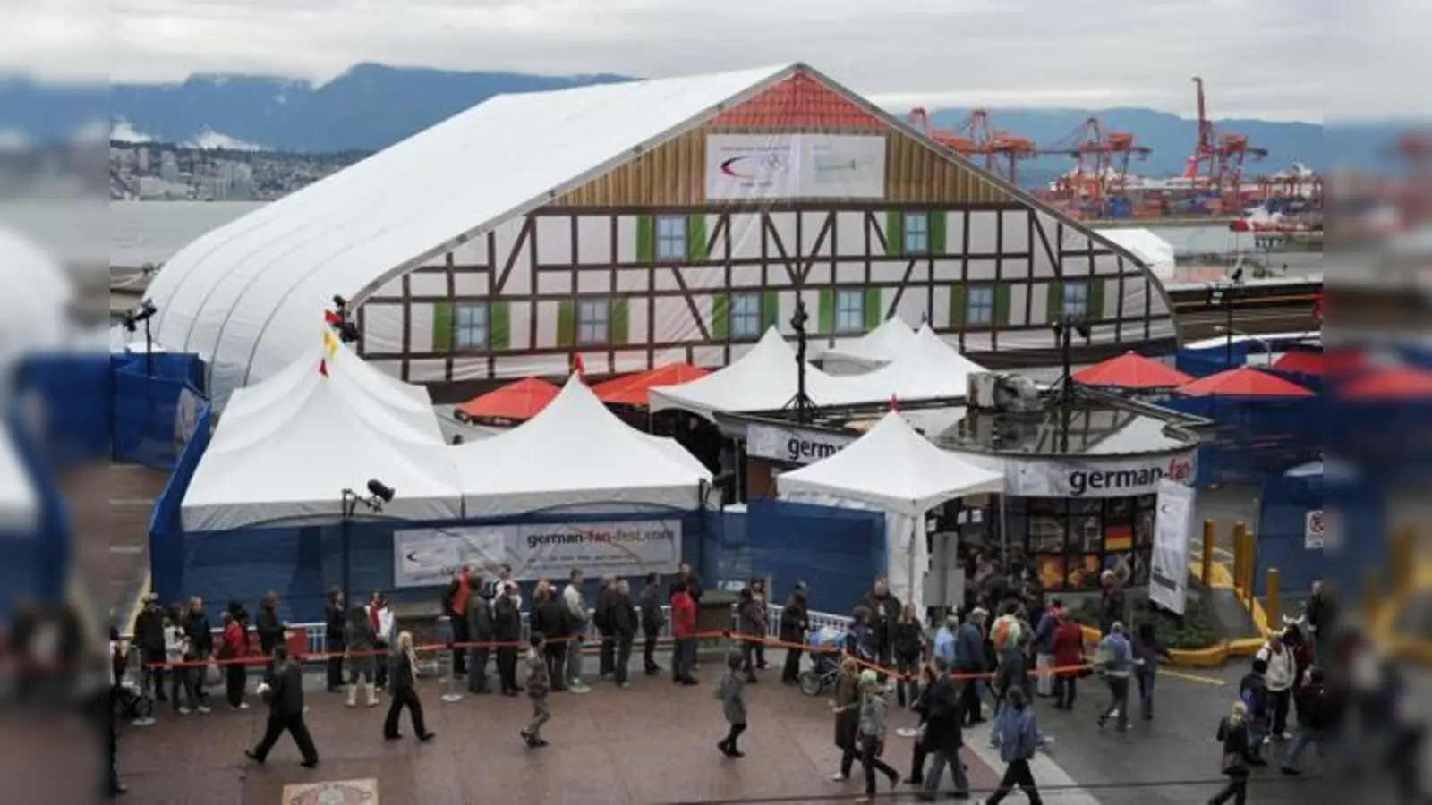 Bei Bratwurst und Bier feiern Olympia-Besucher in Vancouver das German Fan Fest.  (Foto: © picture alliance/Frank May)