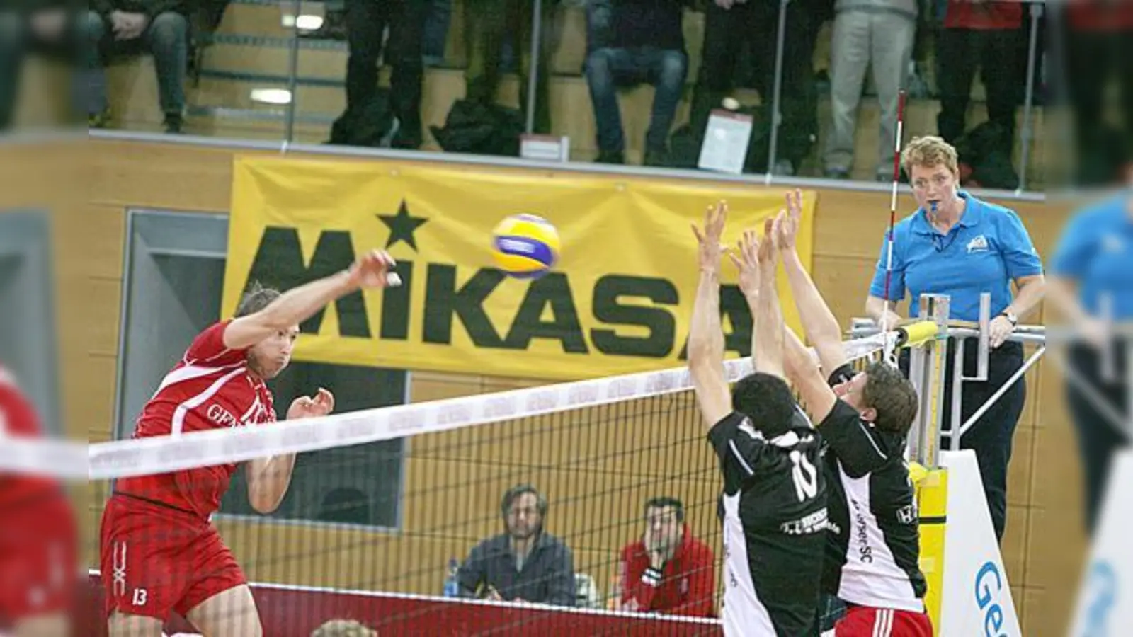 Heute abend wollen die Hachinger den Einzug ins Volleyball-Pokalfinale perfekt machen. Beim 3:2-Erfolg in der Liga zeigte sich der Moerser SC als unangenehmer Gegner.  (Foto: Verein)