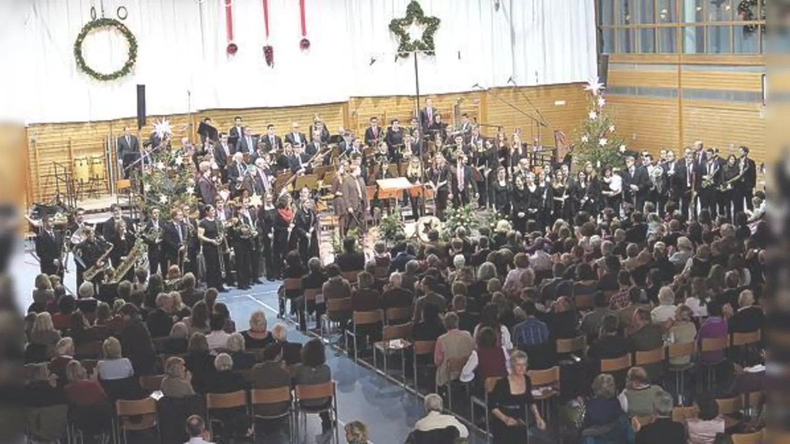 Die Besucher der Adventskonzerte belohnten mit begeistertem Beifall ein mutiges Programm mit Werken von Richard Strauß (Foto: Symphonisches Blasorchester nach der Zugabe), da wurde schon wieder für die Neujahrskonzerte geprobt.  (Foto: Ingrid Sepp)