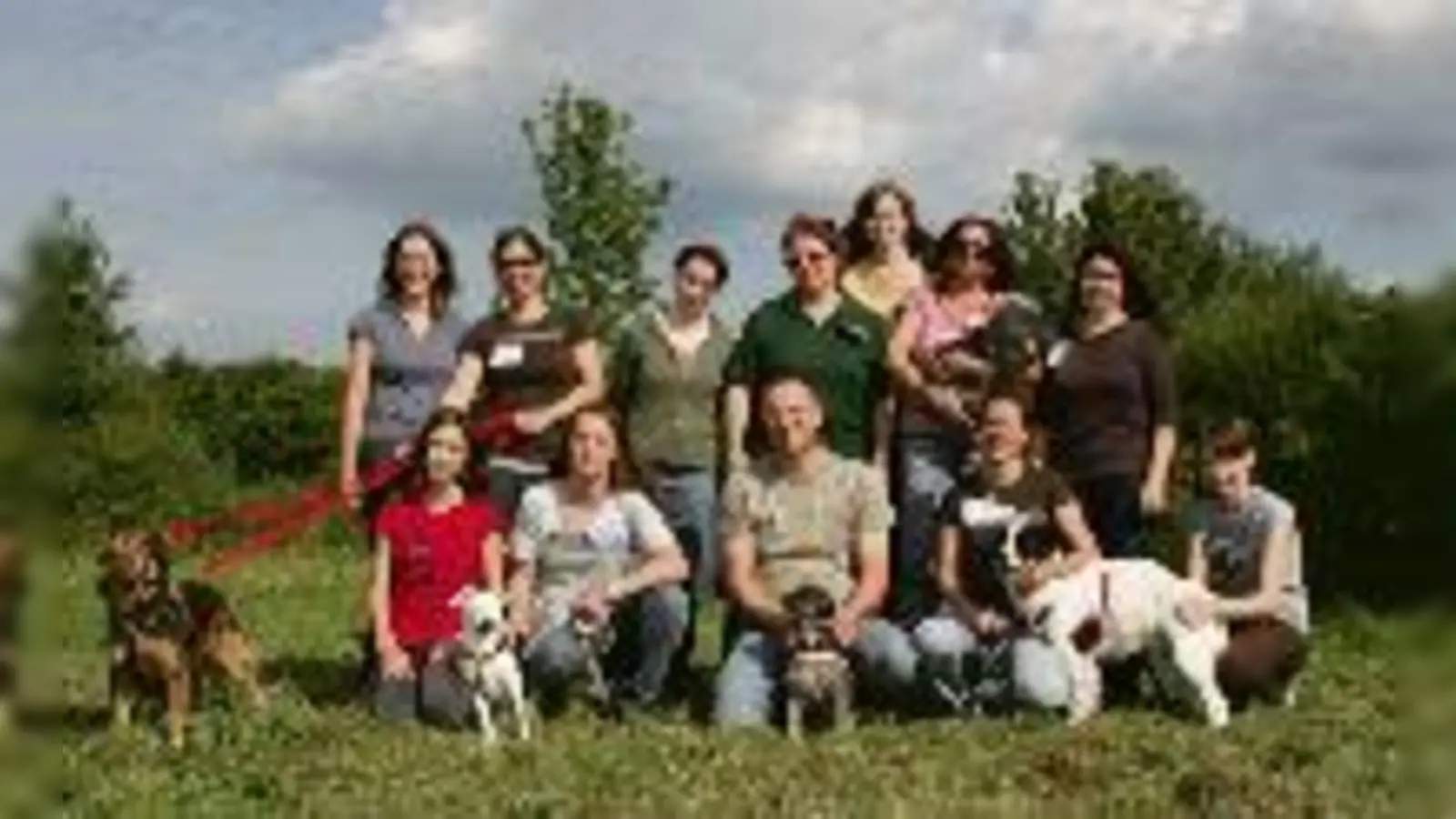 Ein fröhliches Miteinander von Vereinsmitgliedern, Pflegefamilien und Adoptivfamilien: Der Poinger Verein »Tierhilfe-verbindet« vermittelt Tiere aus dem europäischen Ausland an Familien im Landkreis München.	 (Foto: pt)
