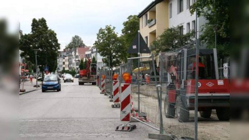 Noch die gesamten Ferien über bleibt es eng in Gräfelfing. Ab September kann der Verkehr aber wie gewohnt rollen. (Foto: US)