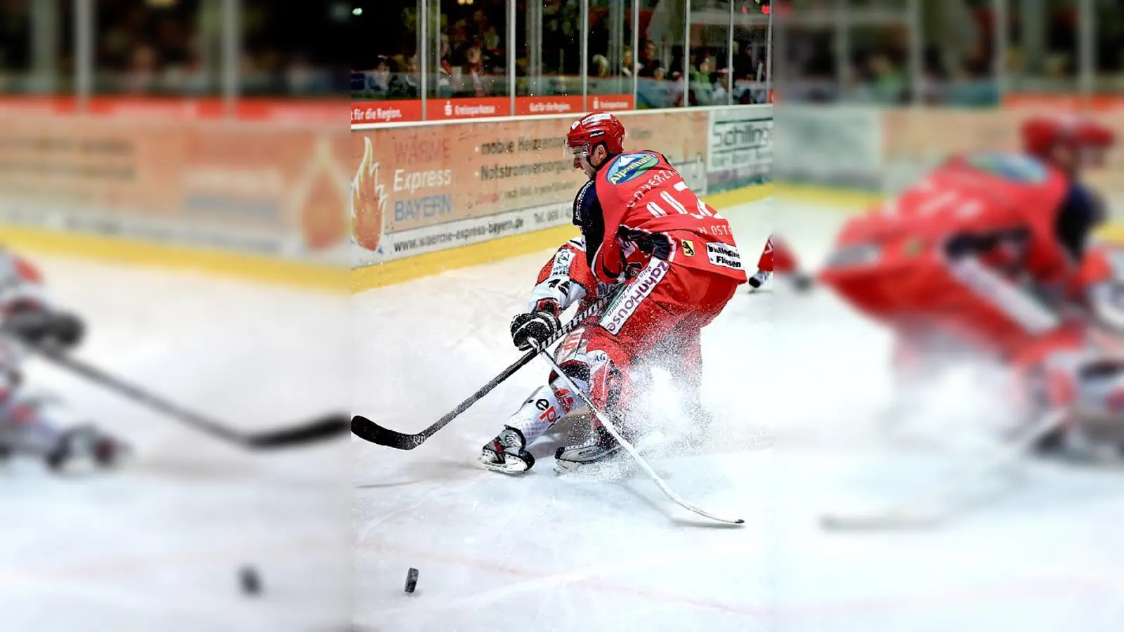 EHC-Verteidiger Dominik Unverzagt beim »Ausbremsen« eines Gästestürmers beim 4:3-Heimerfolg über Tabellenführer EC Peiting. 	 (Foto: smg/Nicky Alexander)