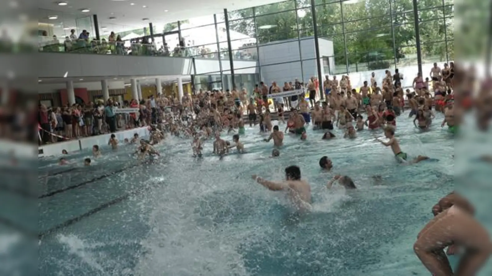 Seit Samstag, 29. Juli, rollt sie wieder  die Welle im Cosimabad. Die komplett sanierte Schwimmhalle ist nun hell und freundlich, hat ein modernes Edelstahlbecken und einen 120 Quadratemter großen Babybereich.  	 (Foto: ahi)