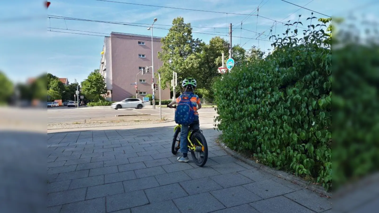 Achtung! Kinder müssen auf dem Weg zur Kinderbetreuungseinrichtung an der Hans-Thonauer-Straße besonders wachsam sein. Eltern fordern nun Verbesserungen. (Foto: Karen Endres)