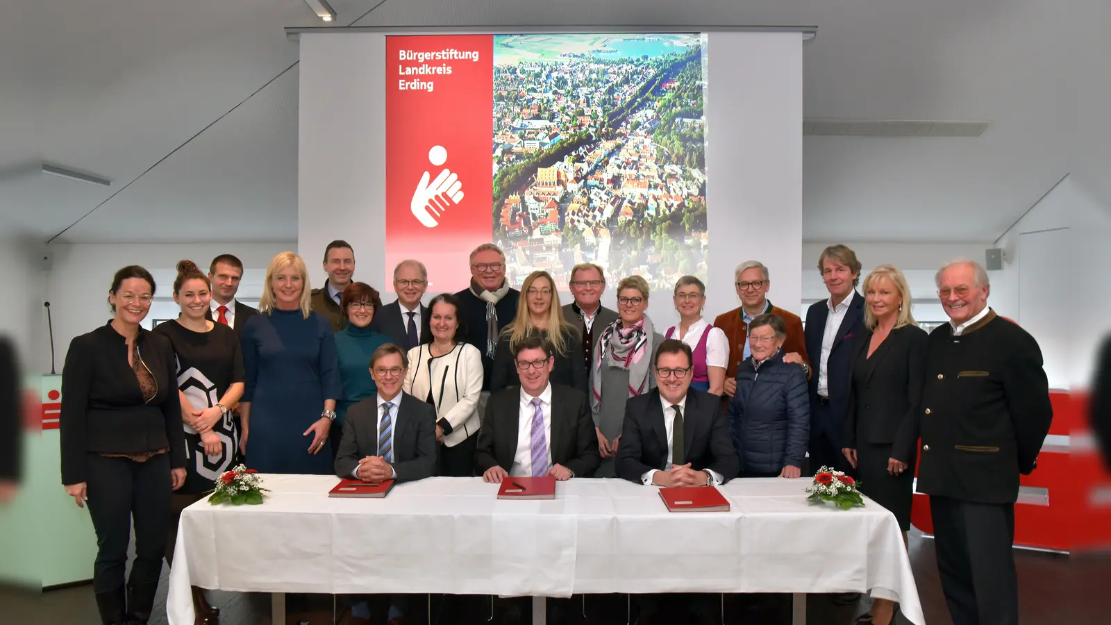 Gründungsstifter und Zustifter der neuen Bürgerstiftung im Landkreis Erding (Foto: Bauersachs Peter)