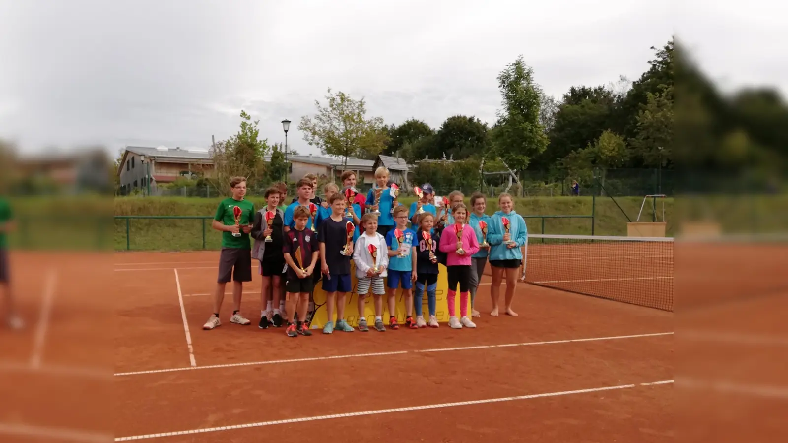 Die stolzen Tenniskids aus Otterfing mit ihren Pokalen und Preisen.  (Foto: VA)