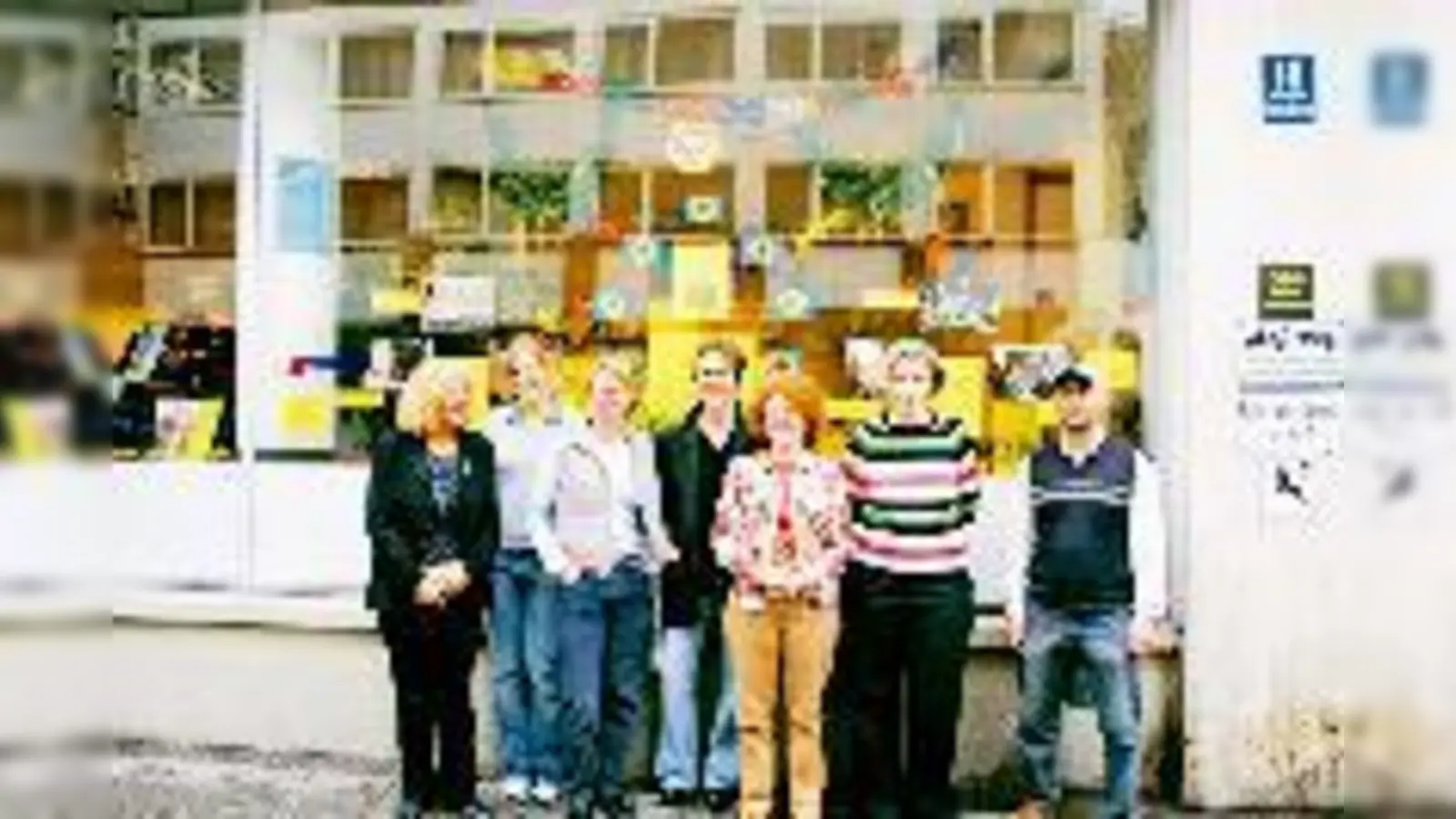75 Jahre Büchertankstelle in Schwabing: Zu Zeiten der Schalterbücherei und das Team um Eva Fetzer (3. v. r.) vor der Bibliothek heute.	 (Foto: ks, Privat)