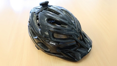 Ein Fahrradhelm kostet nicht viel, kann aber bei einem Sturz schwere Verletzungen verhindern. Die Münchner Polizei empfiehlt das Tragen dieser Helme. (Foto: mha)