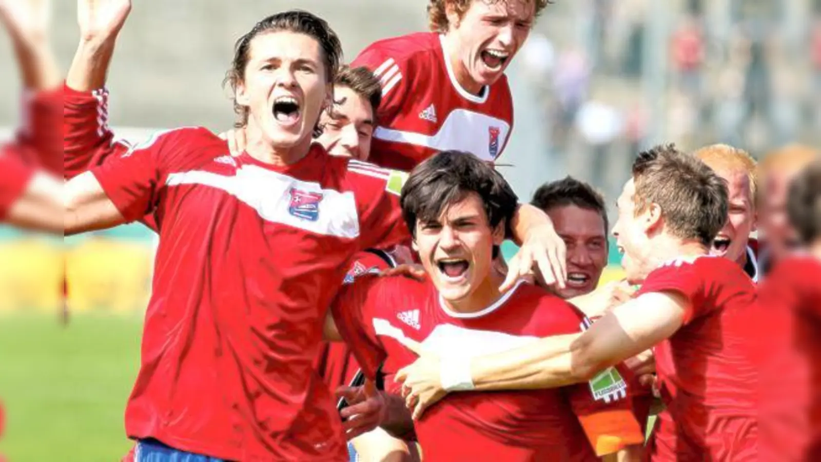 Saisonauftakt geglückt: Mijo Tunjic (li.), Jonas Hummels (Mitte) und Co. feiern die Pokalsensation und den ersten Ligasieg.	 (Foto: Daniel Glasl)