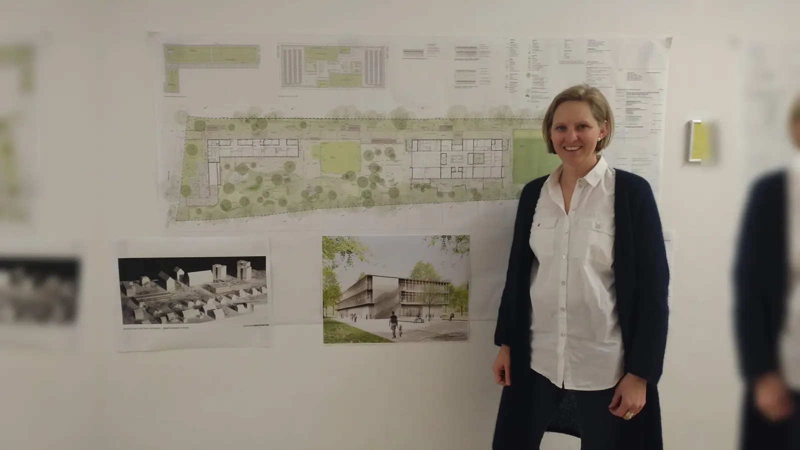 Die Direktorin der Grundschule an der Oberföhringer Straße, Sybille Streuff, freut sich über den Start des Schulneubaus. Mit einer Fertigstellung wird im Herbst 2021 gerechnet. (Foto: ahi)