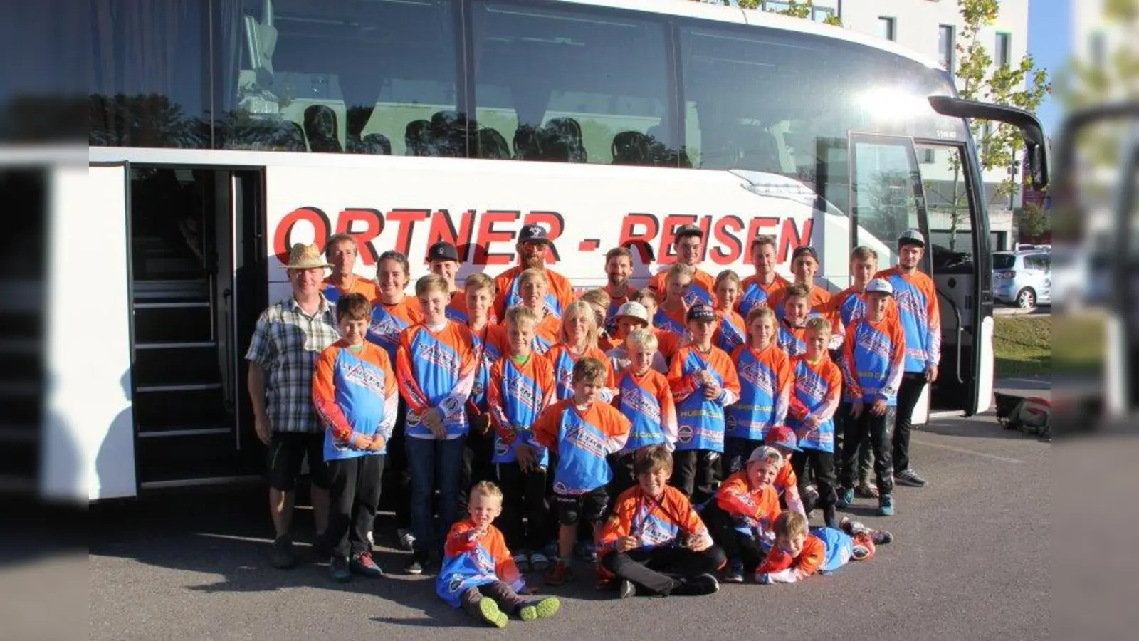 Umweltfreundlich zur Oberbayerischen BMX-Meisterschaft: Dank einer Spende konnte das gesamte BMX-Team aus Peißenberg mit dem Bus nach Ingolstadt fahren. (Foto: BMX-Team Peißenberg)