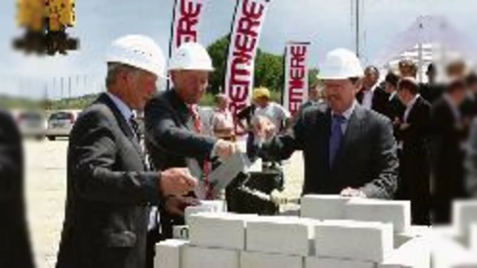 Haben traditionell unter anderem die aktuelle Ausgabe einer Tageszeitung in den Premiere-Grundstein eingemauert: Unterföhrings Rathauschef F. Schwarz, Premierechef M. Börnicke und Commerz-Real-Vorstand E. Graf. (v.l.).  (F.: ko)