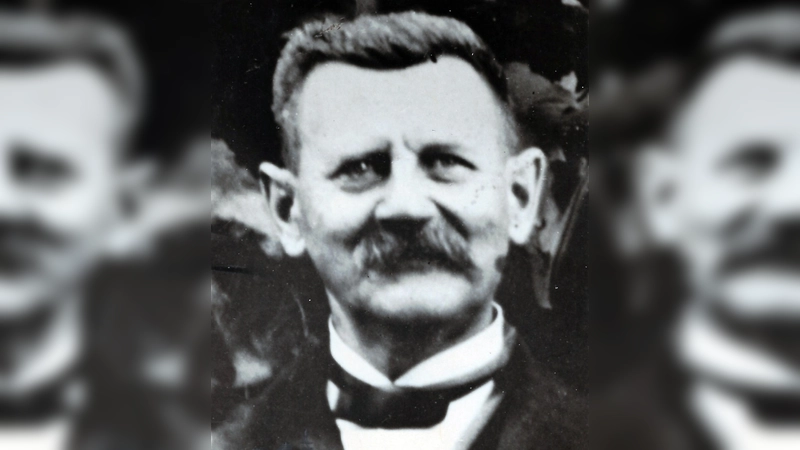 Der beliebte Grafinger Oberlehrer Karl Bayerlein unterrichtete von 1907 bis 1925 an der Volksschule in Öxing. Beim Archivstammtisch erfährt man seine tragische Familiengeschichte.  (Foto: Archiv der Stadt Grafing)