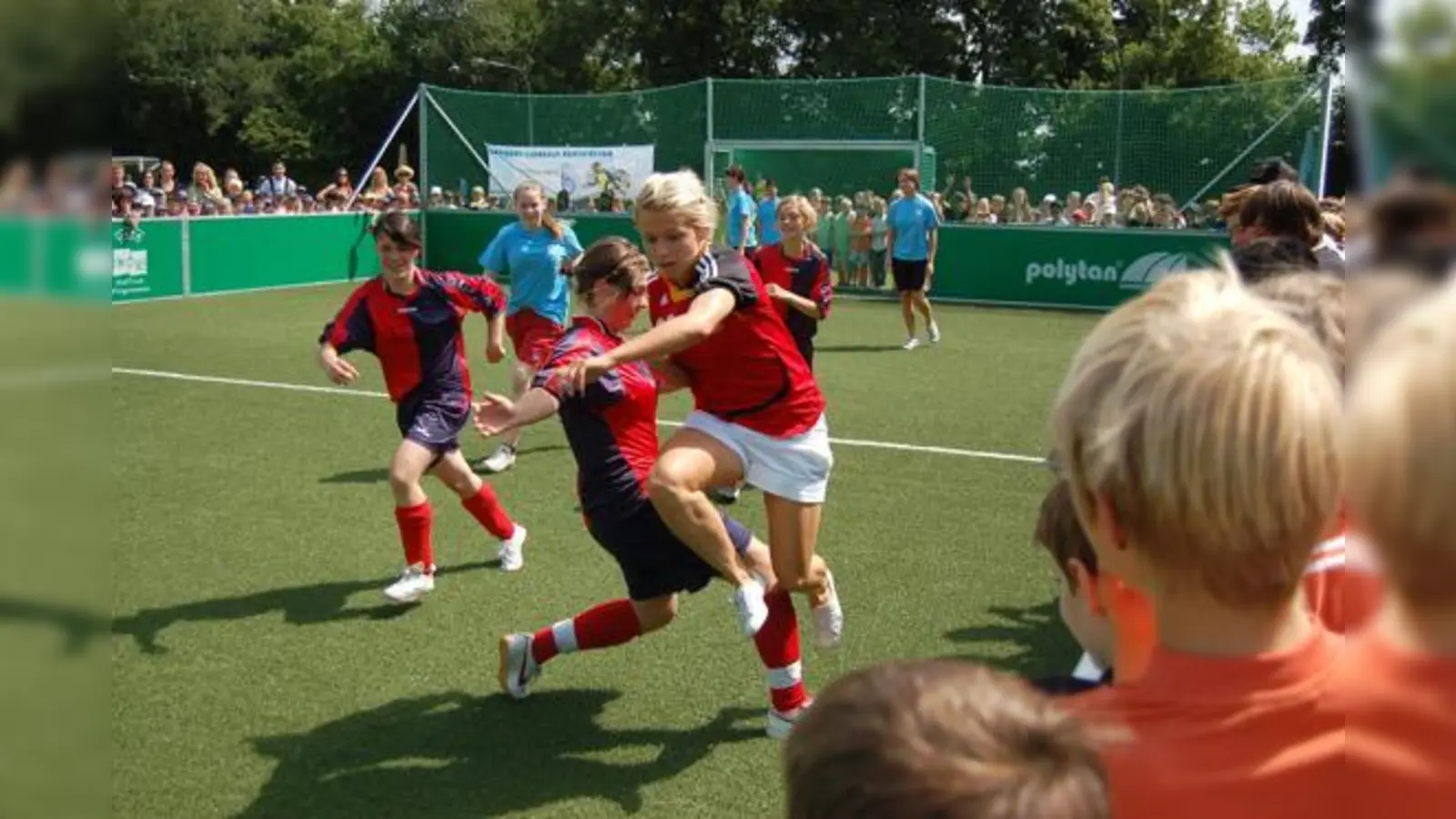 Nationalspielerin im Einsatz: Julia Simic vom FC Bayern eröffnete das DFB-Mini-Spielfeld in Untermenzing.  (Foto: BFV)