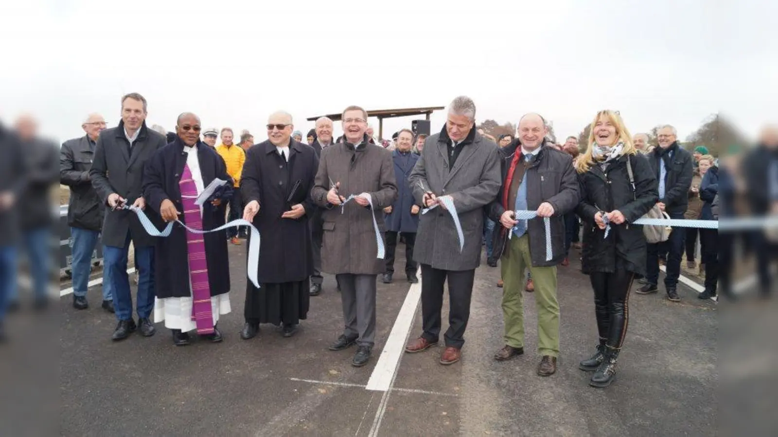 Es ist vollbracht. Gut lachen haben v.l.: Uwe Fritsch, Leiter des Staatlichen Bauamts Weilheim, Pfarrvikar Paul Nwandu, Pfarrer Rainer Hess, Bürgermeister Manfred Walter, Ministerialdirigent  Wolfgang Wüst, Vize-Landrat Georg Scheitz und Starnbergs Verkehrsmanagerin Susanne Münster. (Foto: pst)