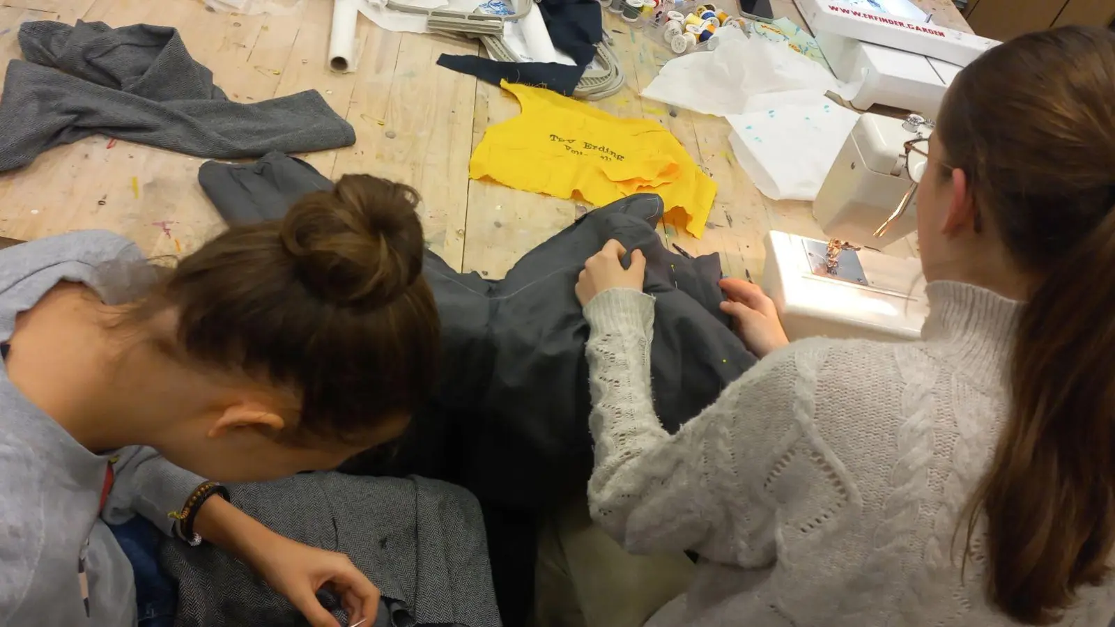 Eigene Kleidungsstücke dürfen mitgebracht und mit Nadel, Faden und Nähmaschine aufgepeppt werden. (Foto: Echo e.V.)