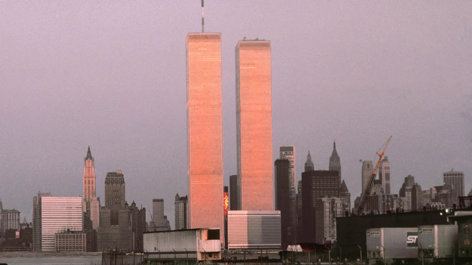 Ein typisches Beispiel für die bestechenden Fotografien von Thomas Hoepker ist „USA, New York, NY, 1983. Lover's lane at the New Jersey docks with view of the World Trade Center at sunset”. (Foto: ©Thomas Hoepker | Magnum Photos)