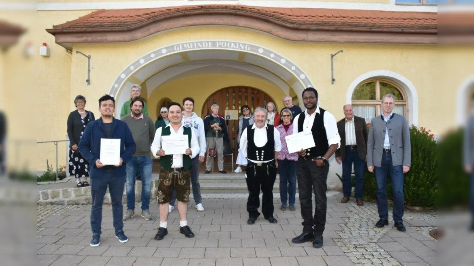 Die Prüfung ist mit Bravour bestanden. Hamid Noori (von links), Mohammed Ali Merzai und Abdoulaziz Maiga mit ihren Ausbildern (zweite Reihe) Markus Müller (Rogorsch &amp; Strobl), Laurenz Krüger und Ludwig Gansneder. Dahinter die Paten und Helfer vom Asylkreis und Bürgermeister Rainer Schnitzler. (Foto: Hauck)