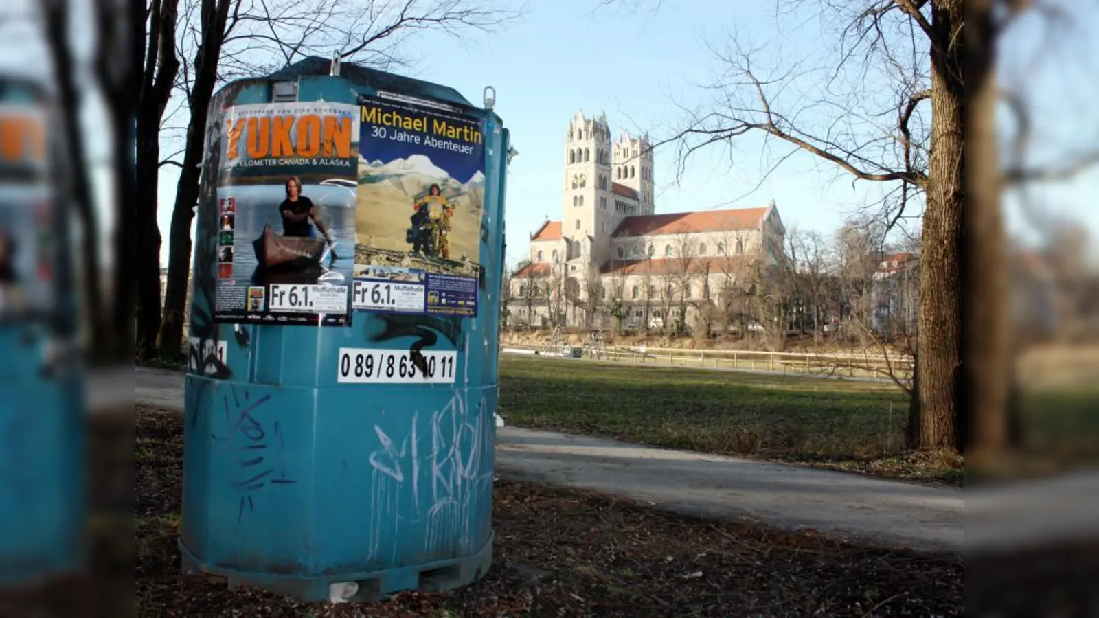 Nicht jedem sagen die Mobilklos am Fluss zu - selbst wenn man beim Rauskommen mit „Notre Dame an der Isar” Münchens vielleicht schönste Kirche vor Augen hat. (Foto: job)