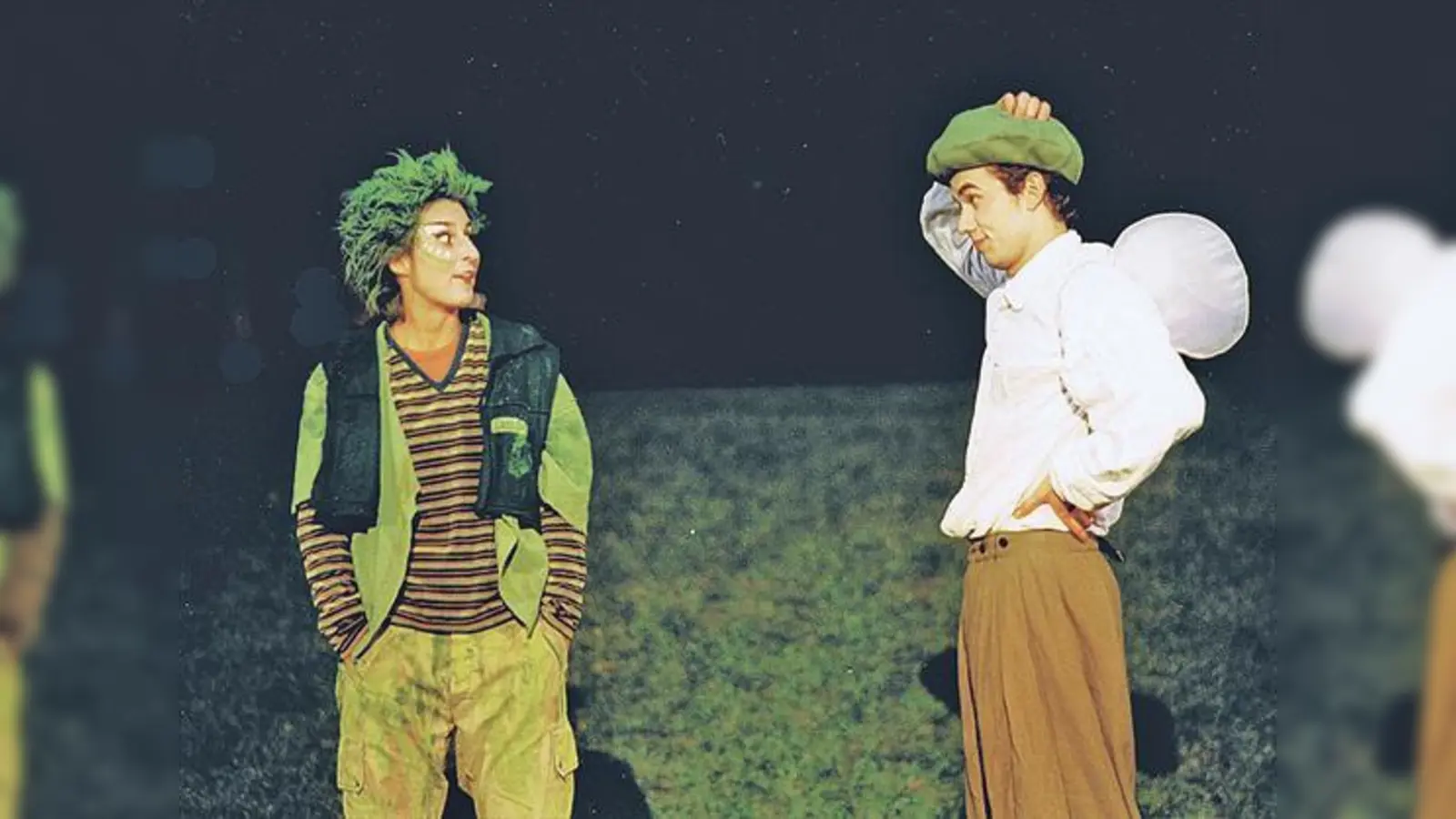 Der Englische Garten als Zauberwald für Theaterfreunde: Die Figuren »Puck« und Elfe 	 (Foto: Theater)