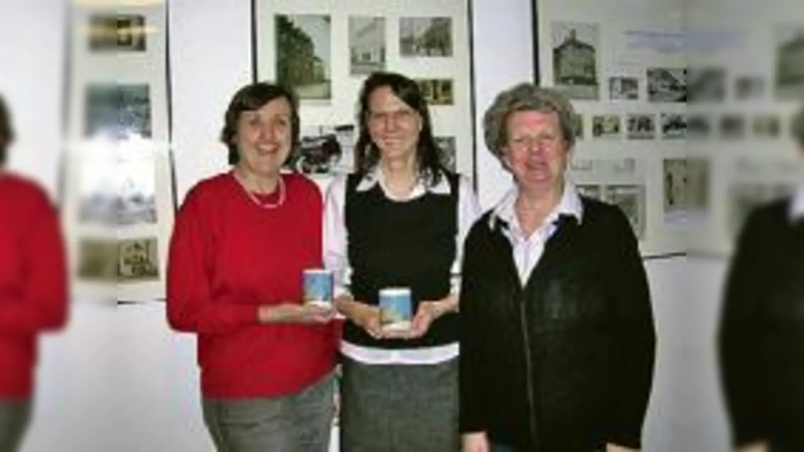 I. Huber (2. Vorsitzende u. Mitbegründerin d. Gewerbekreises Ramersdorf); M. Schmidt (Stadtteilladen KPP4 in Ramersdorf); R. Wirthmann (1. Vors. d. AK Stadtteilgeschichte Ramersdorf e.V.) (v.li.) stoßen auf die Ausstellung an.  (Foto: R. Feiner)