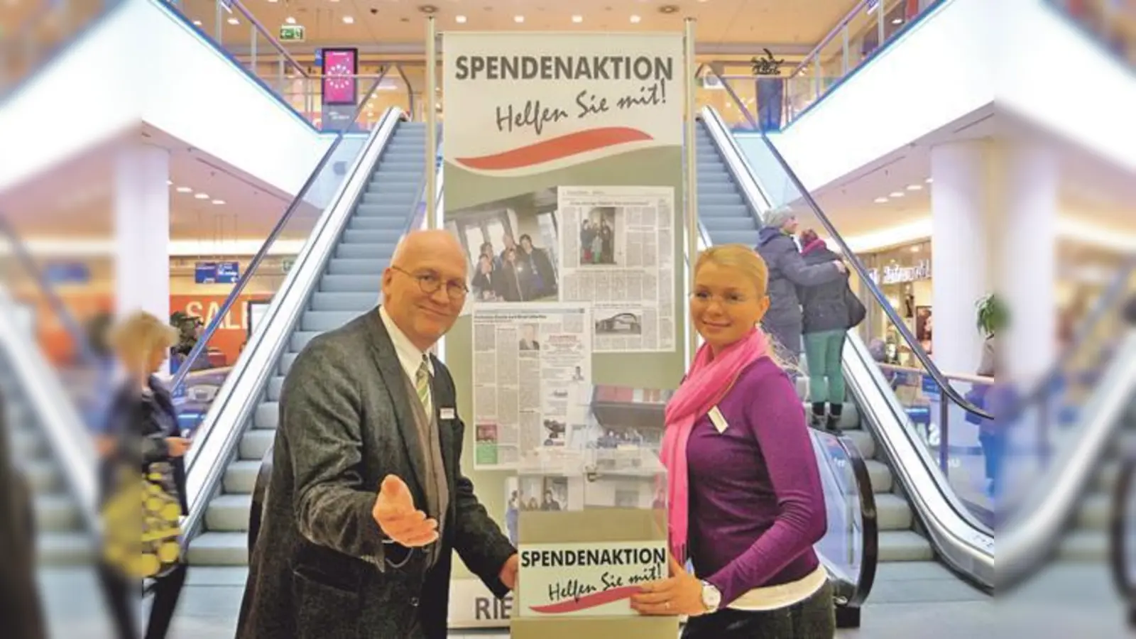 Wolfgang Kropp, Centermanager der Riem Arcaden, und Irina Liebl freuen sich über die Spenden, die schon für die Familie eingegangen sind.  (Foto: privat)