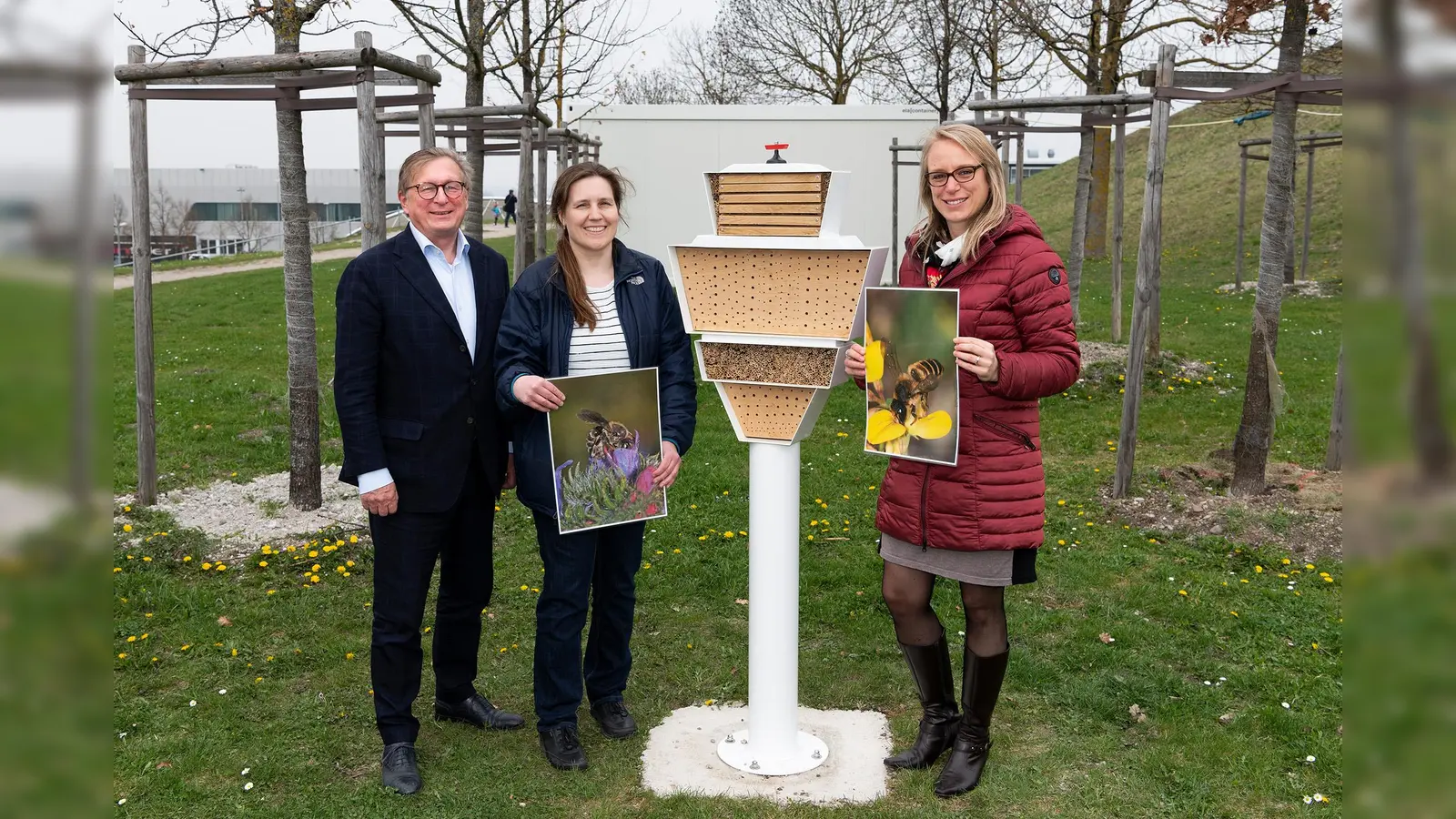 Michael Kerkloh, Vorsitzender der Geschäftsführung der Flughafen München GmbH eröffnete das Insektenhotel zusammen mit Eva Seifert (Mitte) und Julia Gotzler aus der Umweltschutzabteilung. (Foto: Stephan Goerlich/FMG)