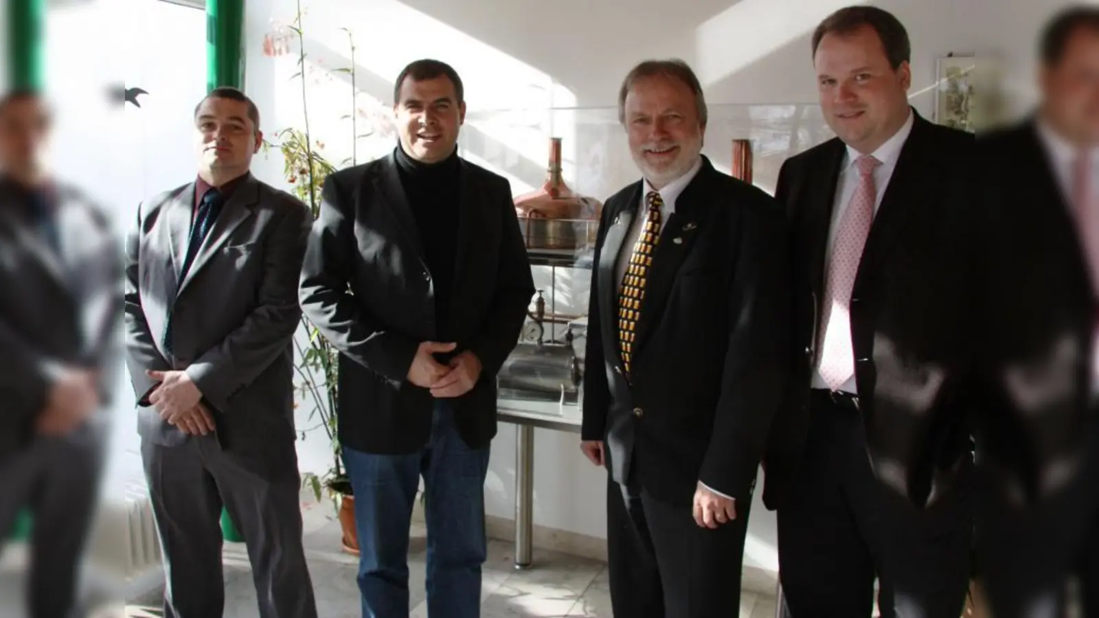 Dr. Gerrit Blümelhuber, MdB Florian Hahn, Dr. Wolfgang Stempfl, und Bürgermeister Christoph Göbel (v.l.) bei Doemens. (Foto: pi)