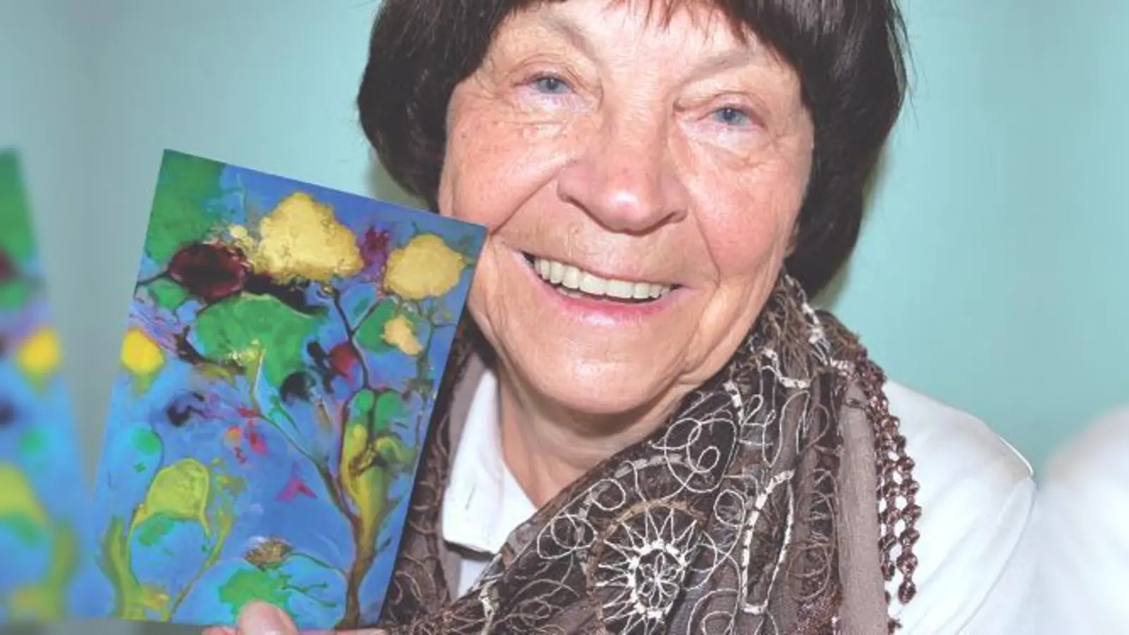 Anneliese Bajar-Bryszten mit einem ihrer »Heilbilder«.	 (Foto: VA)