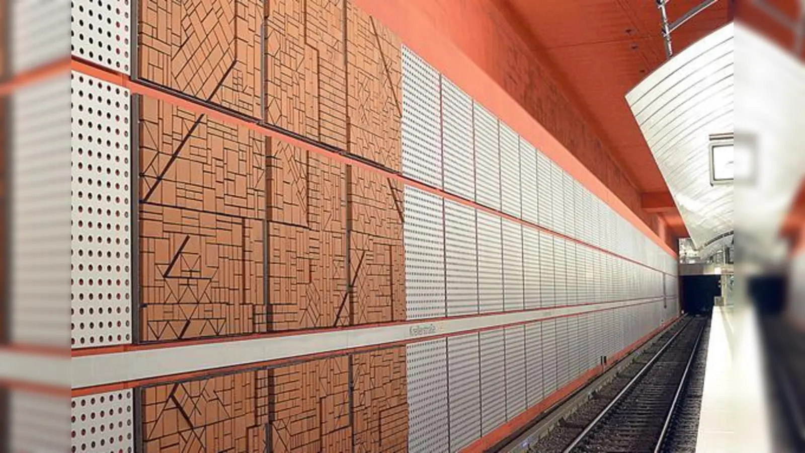 Auch in Münchens U-Bahnen, wie hier an der Kreillerstraße gibt es viel zu entdecken. 	 (Foto: Robert Kulzer)