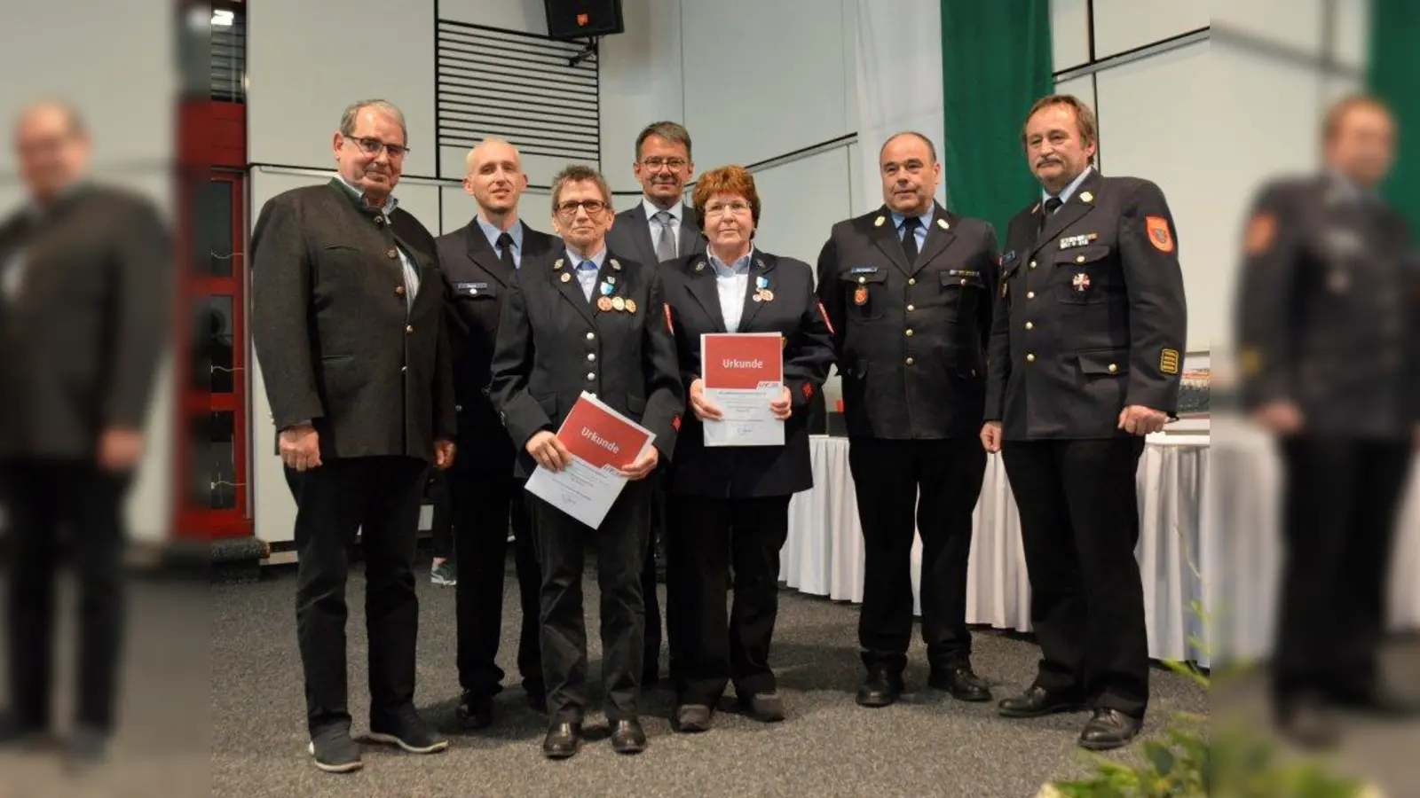 Feuerwehrmedaillen und Urkunden gab es für die Germeringer Feuerwehrfrauen Diana Ellis und Uta Kübler. (Foto: LRA FFB)