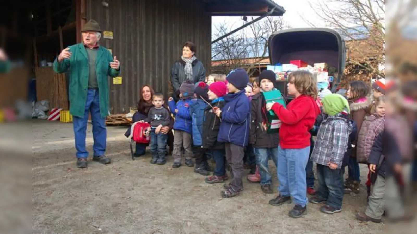 Georg Adlberger nimmt die Geschenke von den Kindergartenkindern entgegen.	 (Foto: Sven Idek)