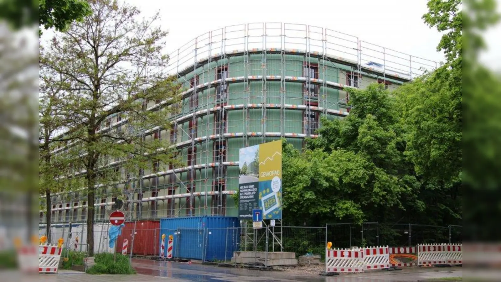 Geht es nach dem Bezirksausschuss Neuhausen-Nymphenburg (BA 9) dann soll die gezielte Belegung des Stelzenbaues am Reinmarplatz unter Einbeziehung einer begleitenden Betreuung sichergestellt werden. (Foto: sb)