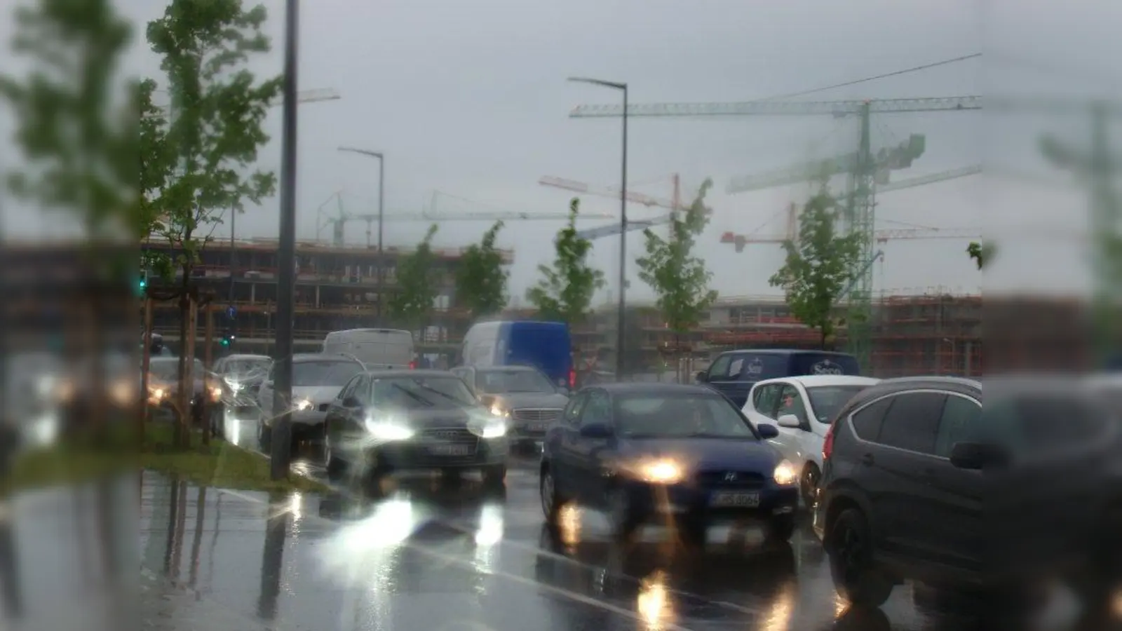 Noch sind die Lichter der Autos das Einzige, was in Freiham-Nord leuchtet. Bildungscampus und Sportpark sind noch im Bau, was man an den Kränen im Hintergrund erkennen kann. (Foto: pst)