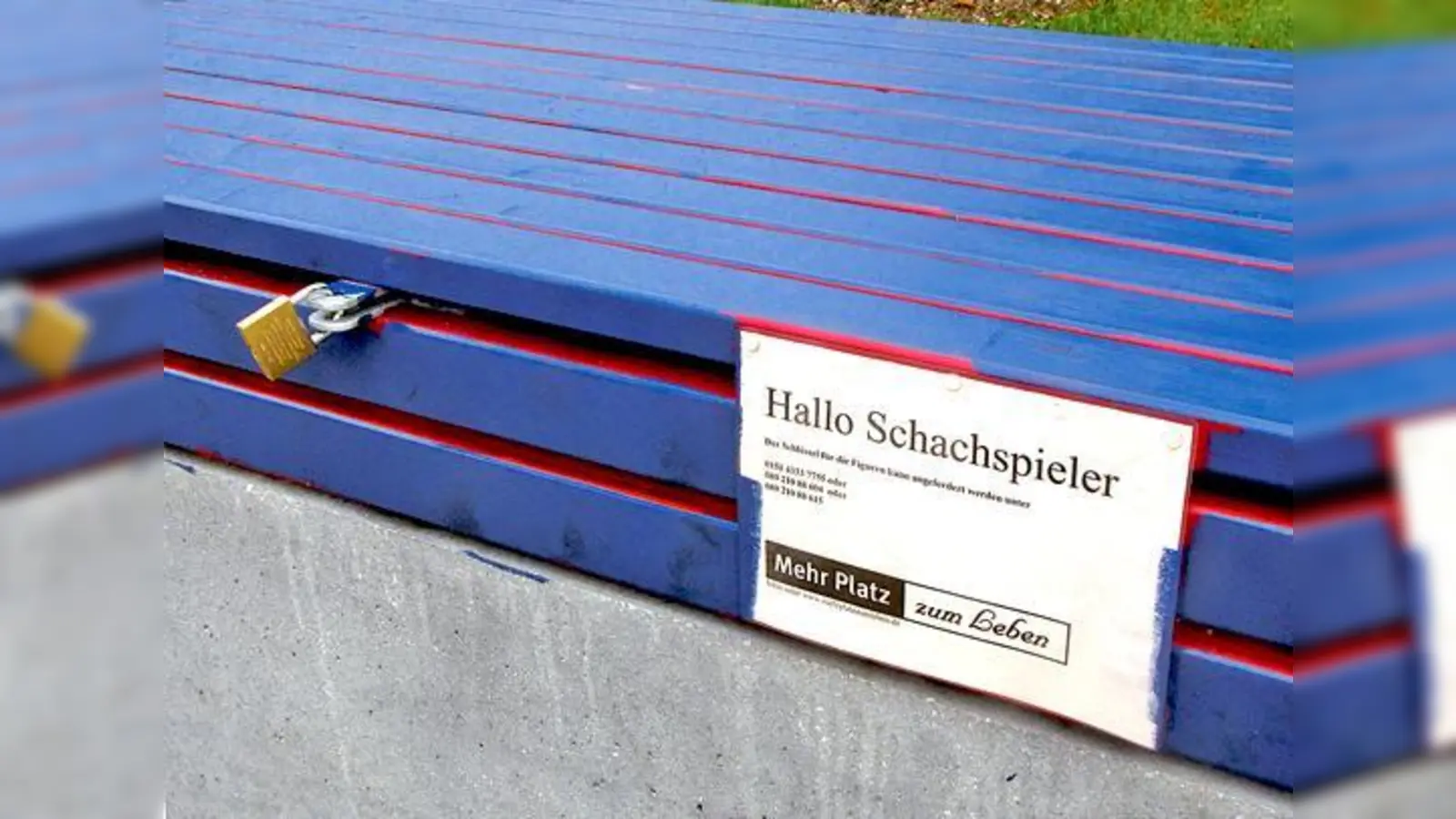 Unbekannte Künstler haben die neuen Bänke am Hans-Mielich-Platz umlackiert.	 (Foto: VA)