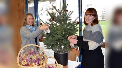 Die Quartiersmanagerinnen Sarah Ehrenstein (rechts) und Sigrid Möbs (links) wollen mit dem Wunschbaum die Wünsche und Bedürfnisse der Anwohner sammeln und im nächsten Jahr gemeinsam umsetzen.  (Foto: privat)