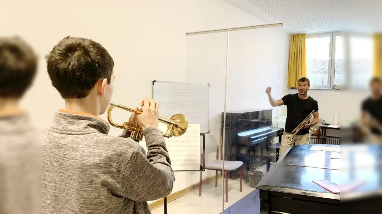 Ein Spuckschutz muss jetzt bei der Musikschule Neuried Lehrer Daniel Noske von seinem Trompetenschüler trennen. (Foto: Christoph Peters/Musikschule Neuried)