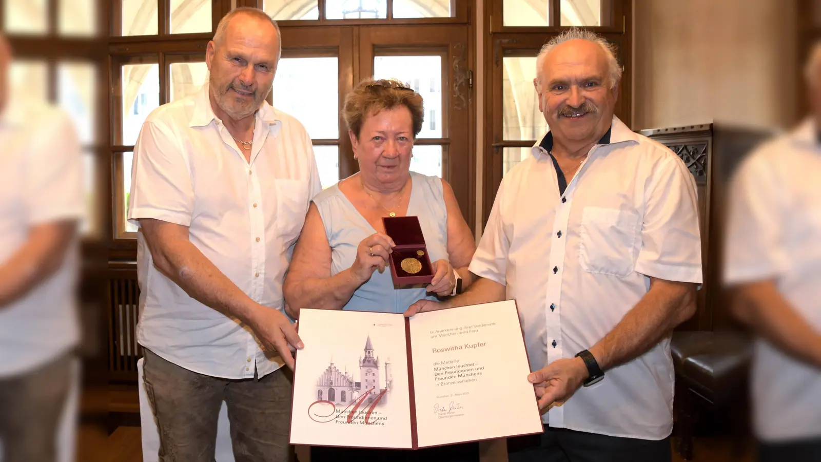 Stadtrat Hans-Peter Mehling (li.) überreichte Roswitha Kupfer die Medaille „München leuchtet“. Mit dabei war auch Richard Salvermoser, Vorsitzender des SV Solidarität München.  (Foto: Ingrid Grossmann/Presseamt)