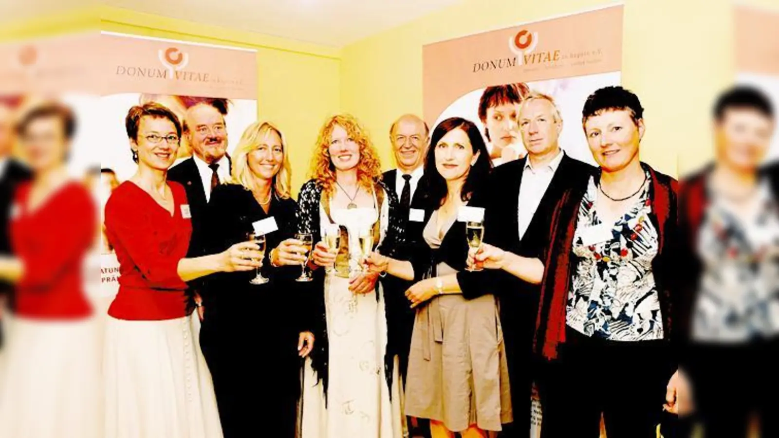 Kümmern sich um hilfesuchende Frauen (v. l.): Angelika Denkhaus, Donum Vitae-Vorsitzender Walter Bayerlein, Sonja Vinciguerra, Doris Hofmann (Leitung), Christoph Zenger, Claudia Nasahl, Albert Fierlbeck und Barbara Spachmann.  (Foto: Rammelsberger)