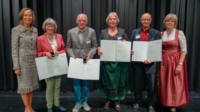 Ulrike und Lutz Schonert, Adelheid Wagner und Dr. Michael Heisel wurden für ihren Einsatz ausgezeichnet. Es gratulierten die Stellvertretende Landrätin Nicola Gerhardt und Pullachs Zweite Bürgermeisterin Cornelia Zechmeister. (Foto: LRA/Wening)